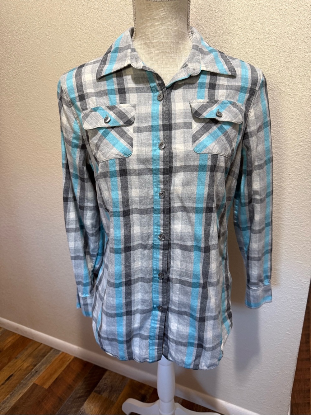 IZOD - Light Gray, White & Teal Plaid Button-Up Shirt - Size SP - Cotton